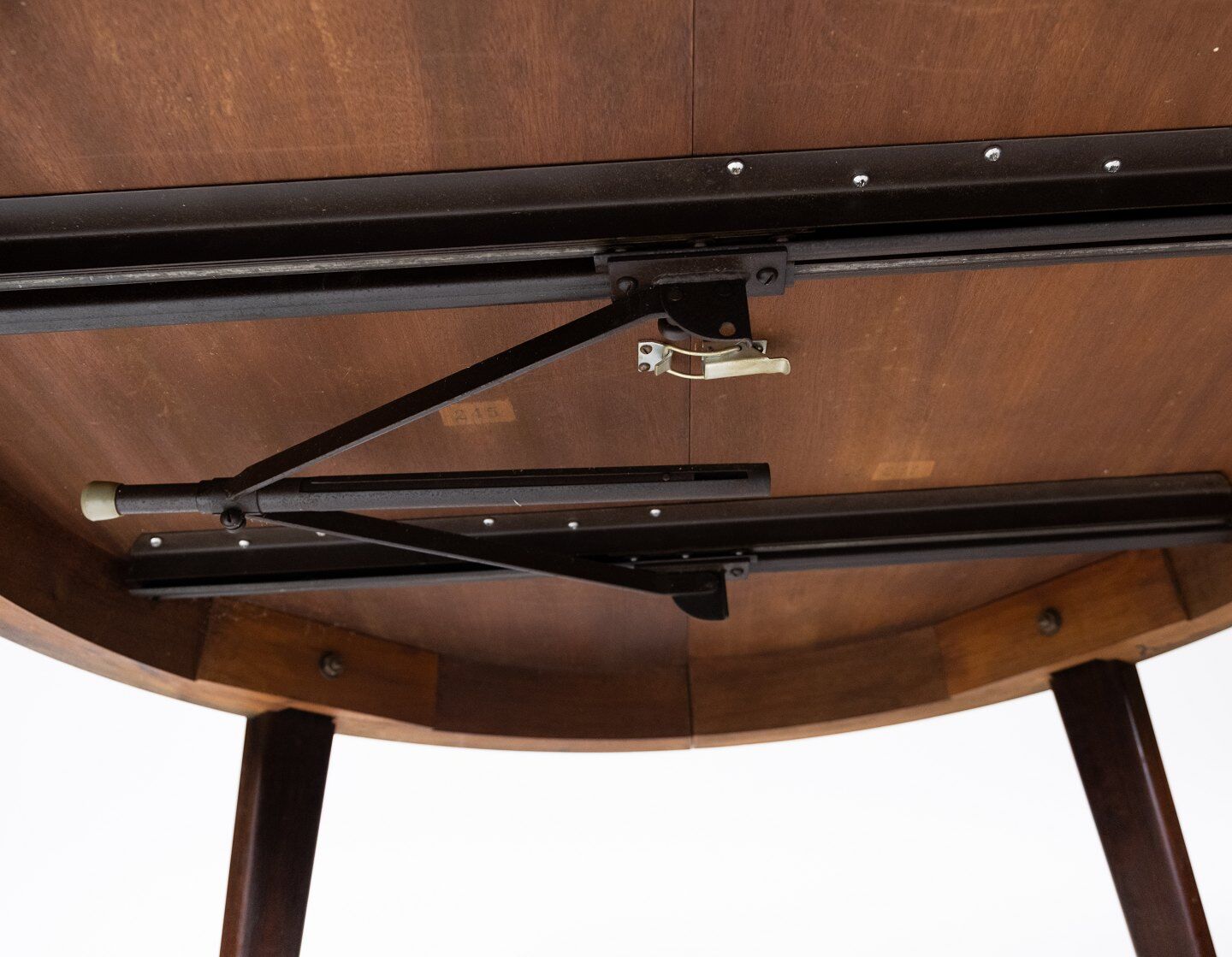 Table à manger en bois de rose conçue par Omann Junior à partir des années 1960.