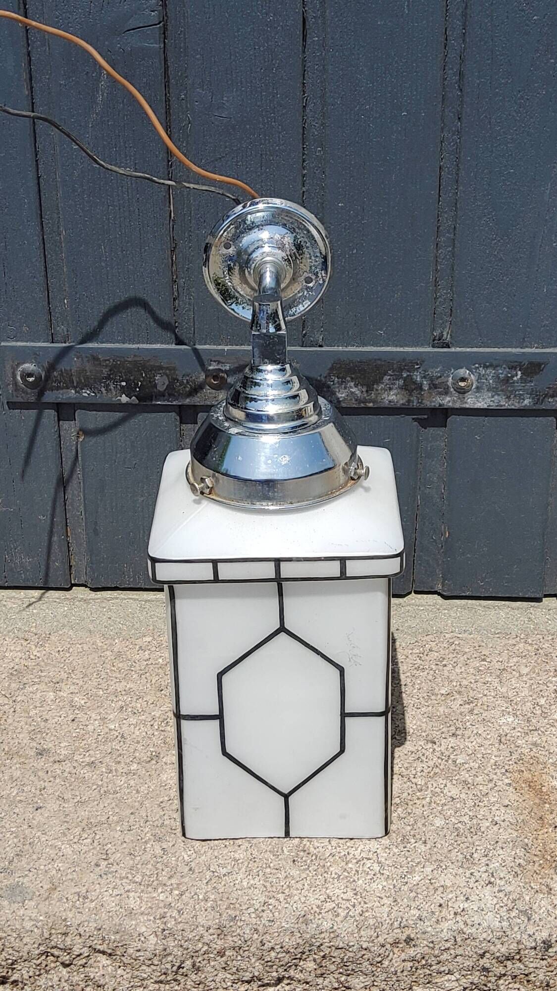 Art deco wall lamp in chromed metal and enamelled opaline glass