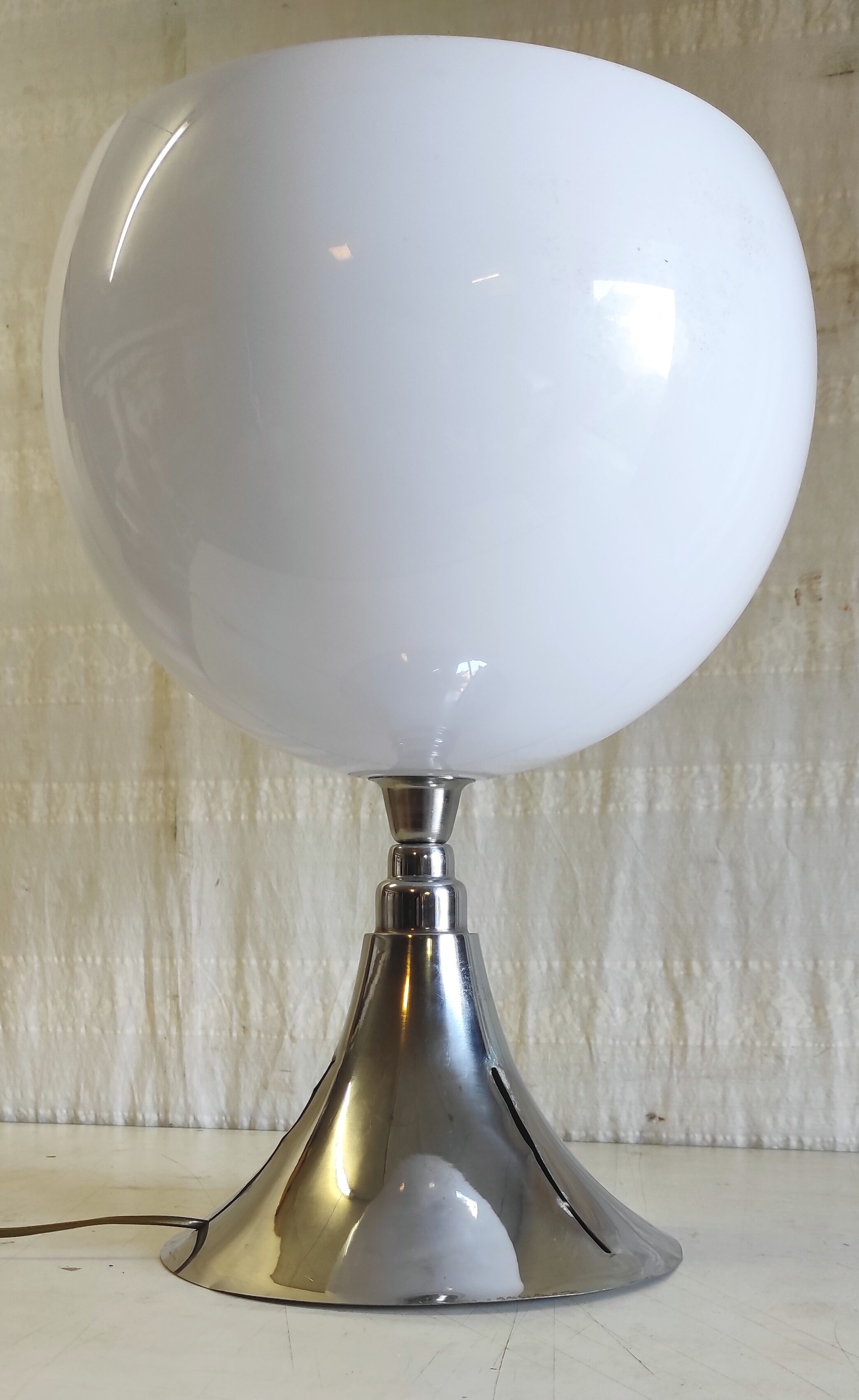 Table lamp in chrome metal and white globe - mid 20th century.