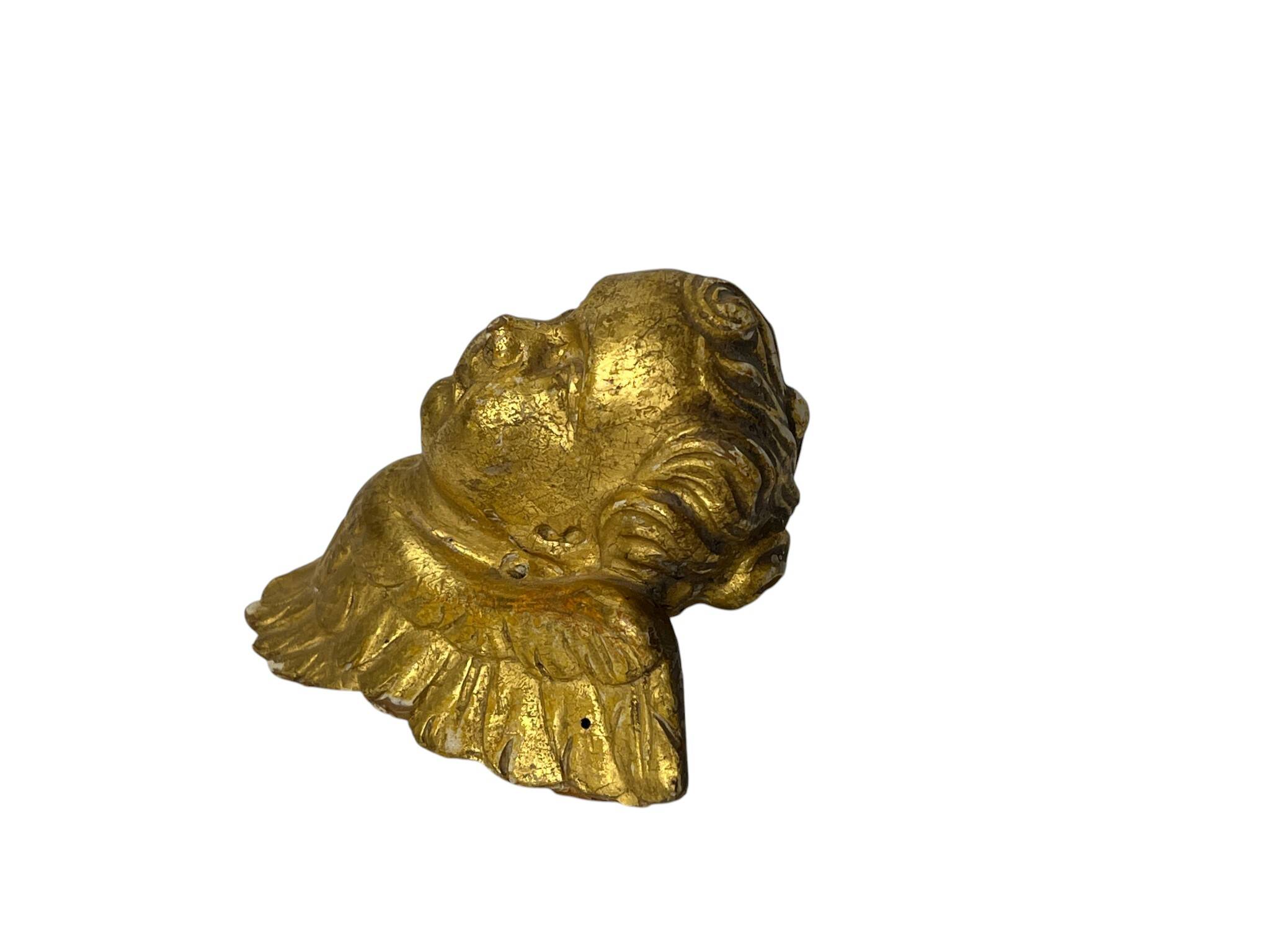 Antique cherub head in gilded wood from the early 20th century.