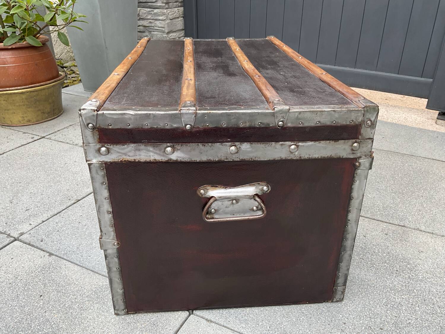 Splendid trunk from the end of the 19th century, old leather look, completely renovated