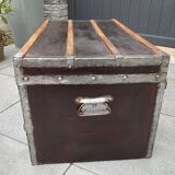 Splendid trunk from the end of the 19th century, old leather look, completely renovated