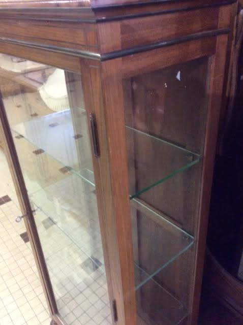 Vitrine en bois ancienne