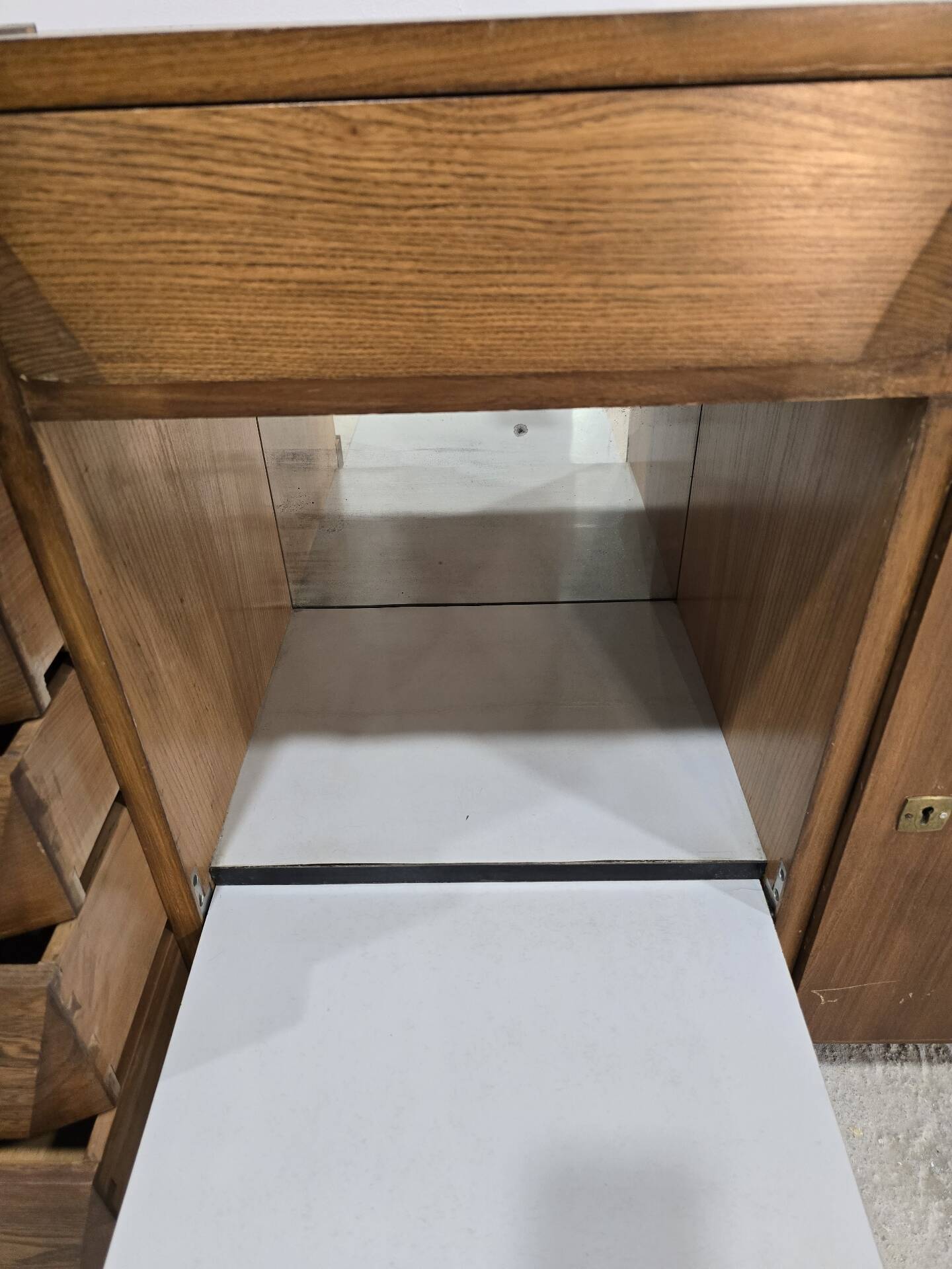 Buffet de bureau en bois dur de style mid-century avec bar, tiroirs et étagère.