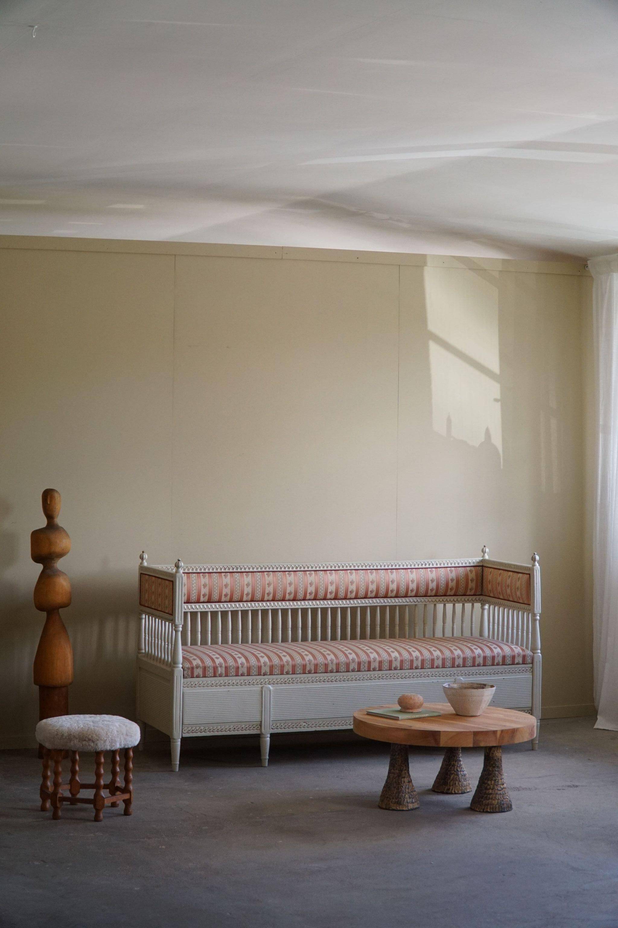 Antique Gustavian canapé / bench from the early 19th century, by a Swedish cabinetmaker.