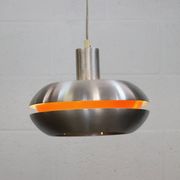 Ancienne lampe de design danois de l'ère spatiale en aluminium avec intérieur orange.