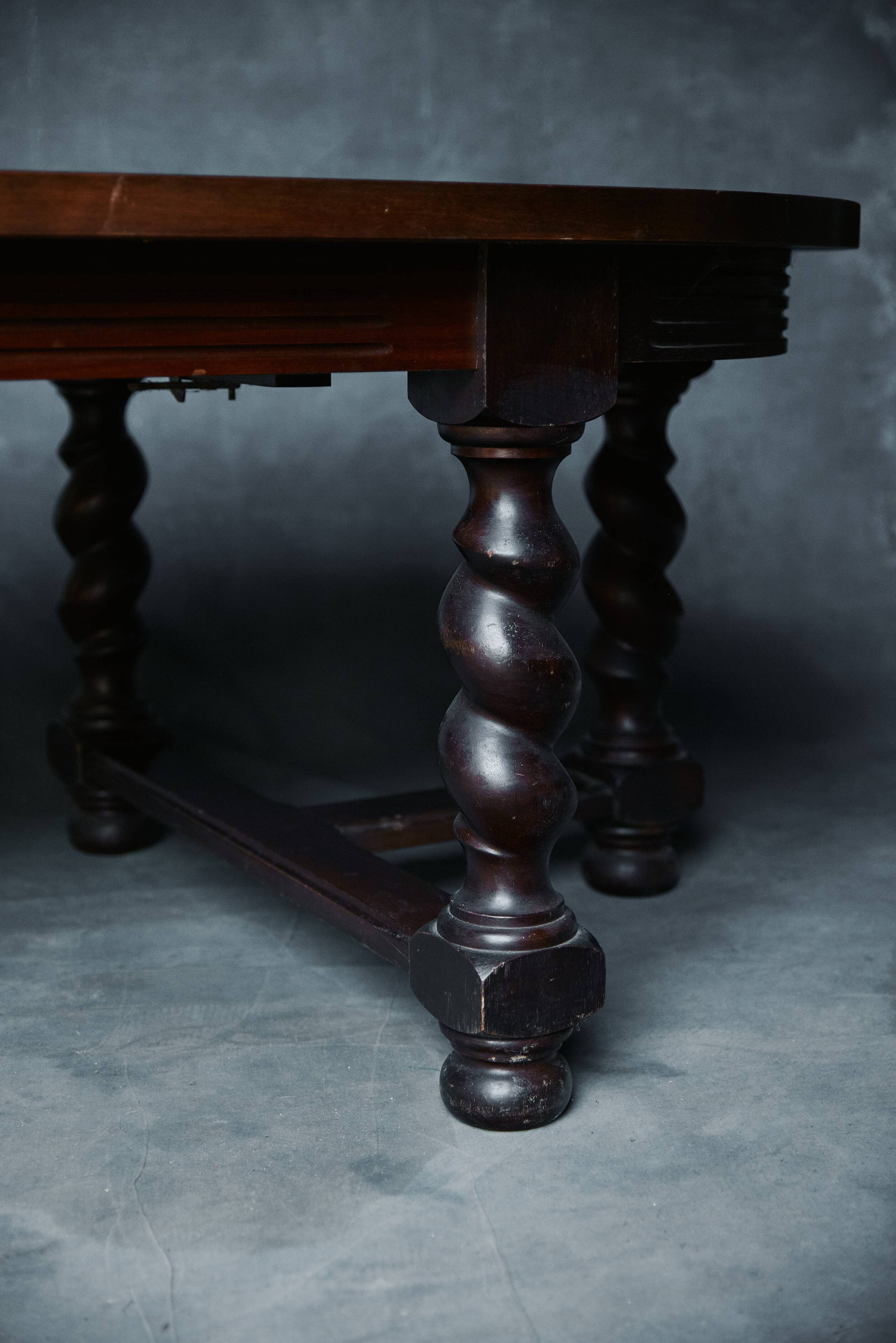 Large extendable dining table – Solid wood & veneer