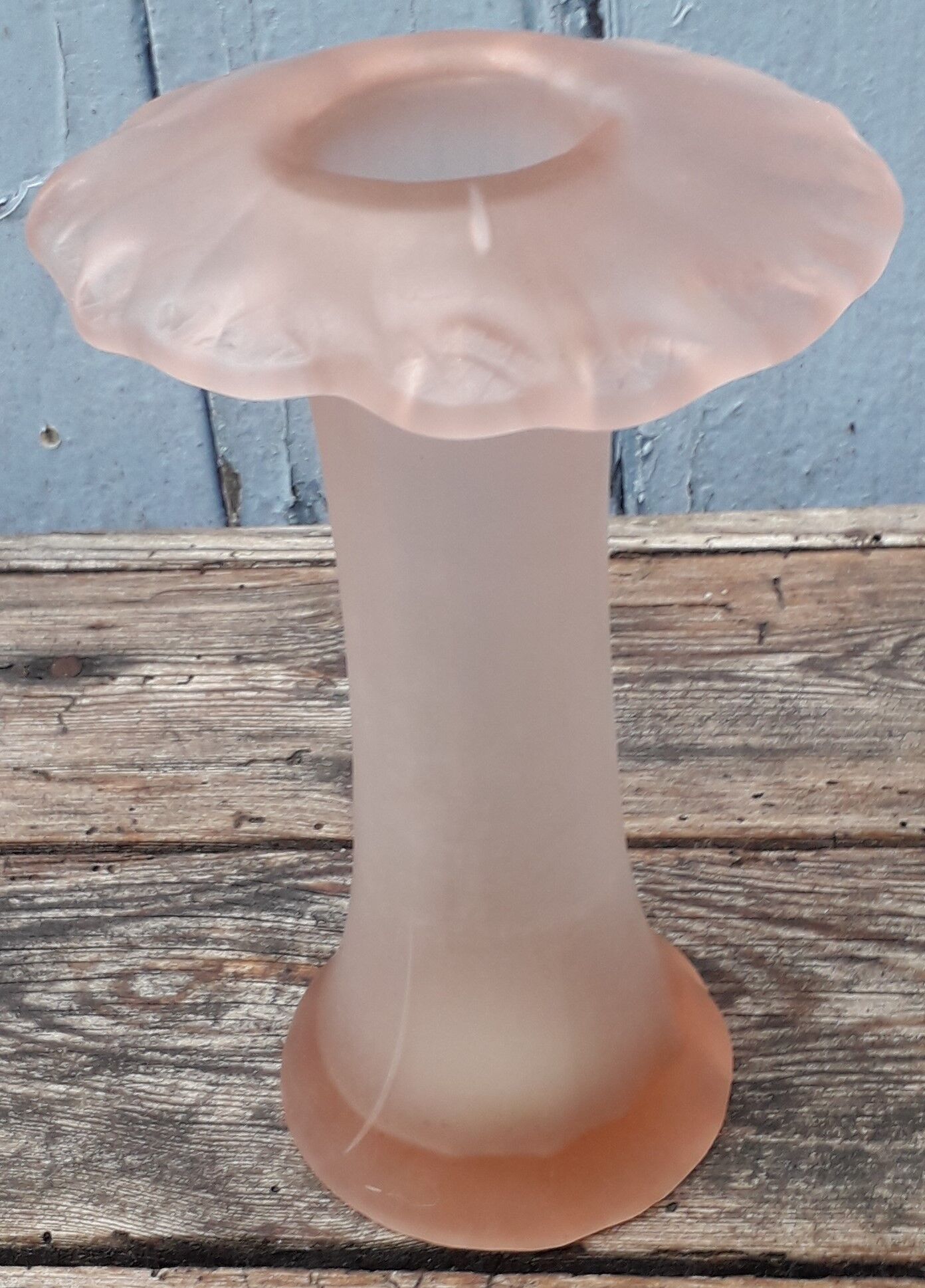 Mushroom-shaped vase in pink blown glass