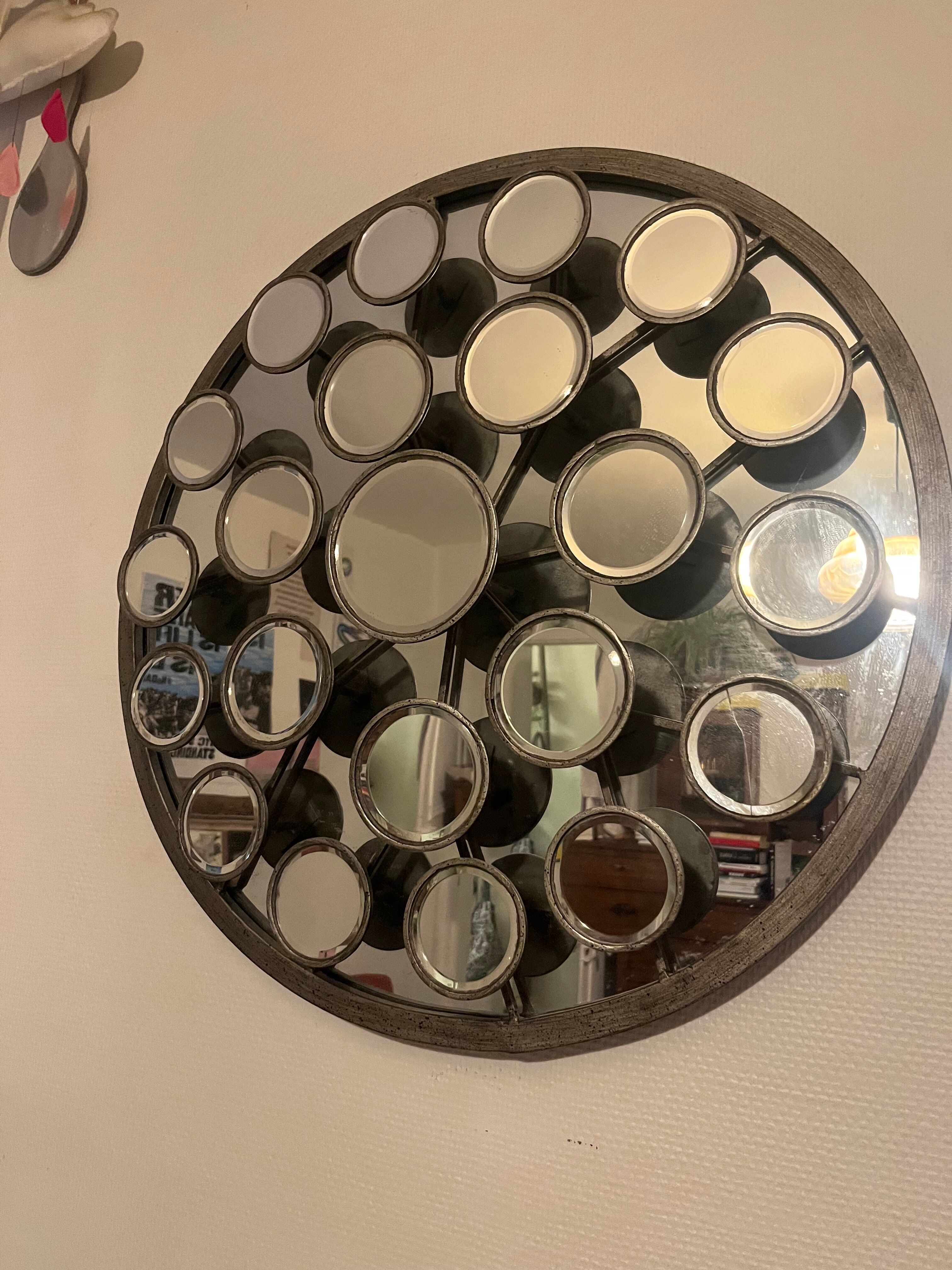 Mirror with round facets design