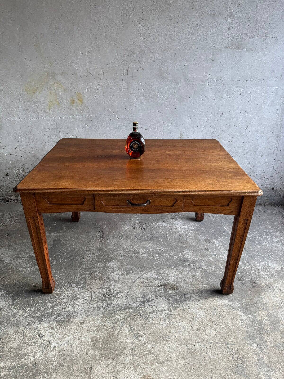 Table de salle à manger Art Nouveau en bois massif brun foncé avec tiroir et détails sculptés ornementaux