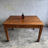 Table de salle à manger Art Nouveau en bois massif brun foncé avec tiroir et détails sculptés ornementaux