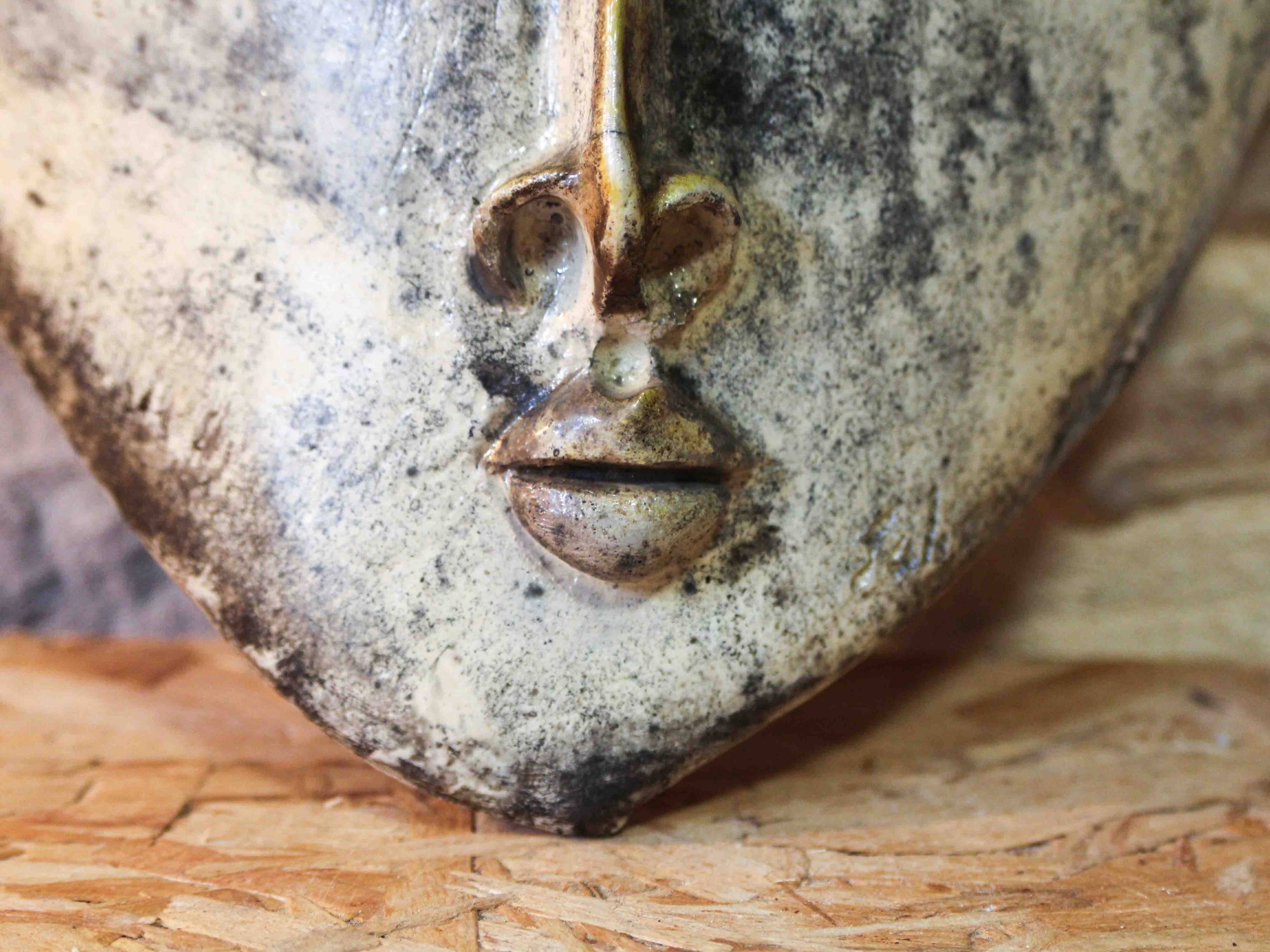 Masque décoratif en raku