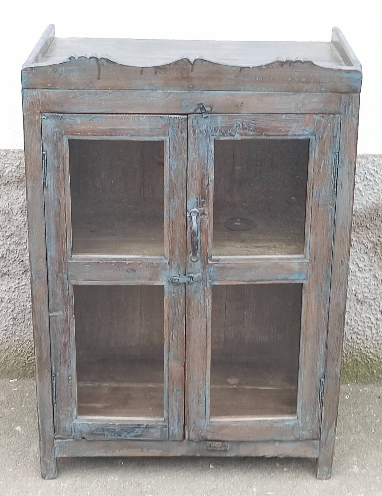 Petite armoire vitrée en bois
