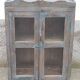 Petite armoire vitrée en bois
