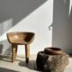 Chaise quadripode assise ronde à petit dossier en manguier naturel monoxyle