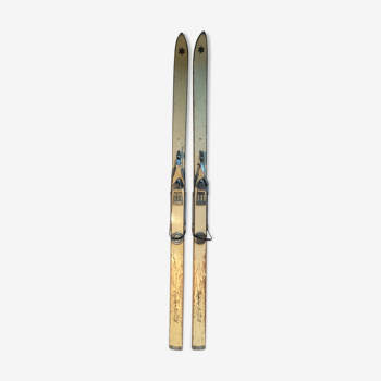 Former pair of ACE junior wooden alpine skis with metal tendor bindings