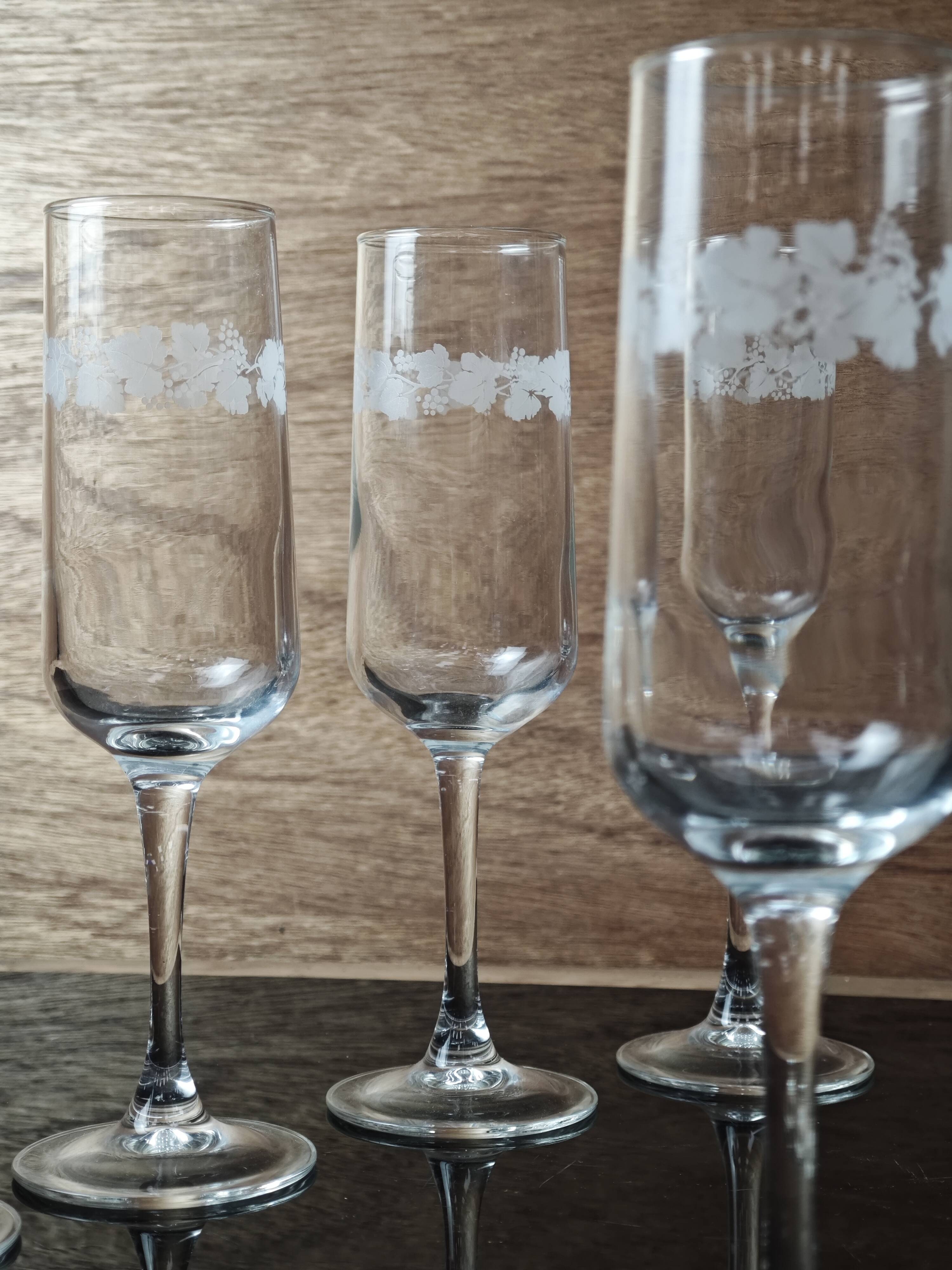 Set of 6 Luminarc Gourmet "Grabè" champagne flutes.