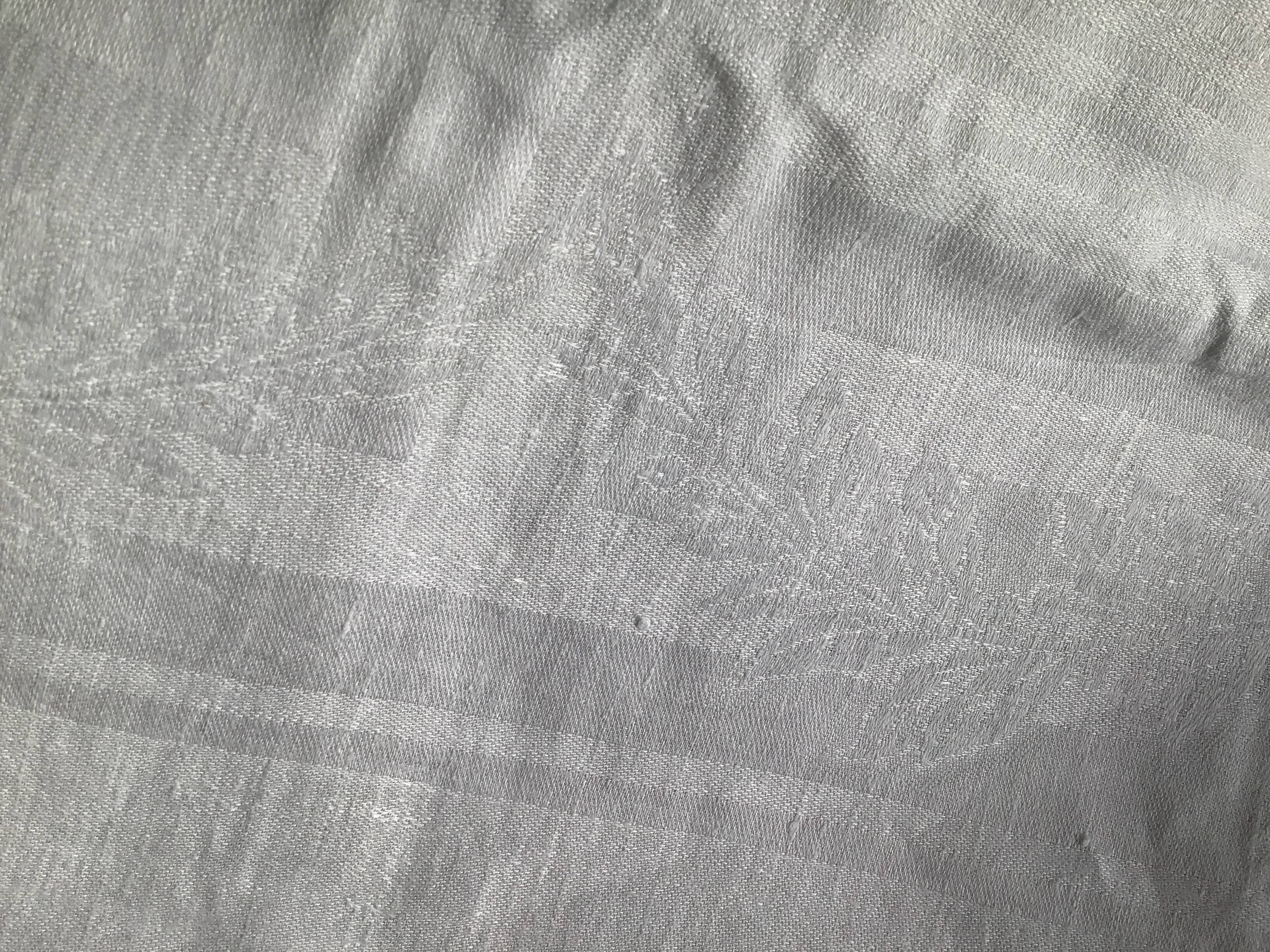 Square table MD 135x135 damassed