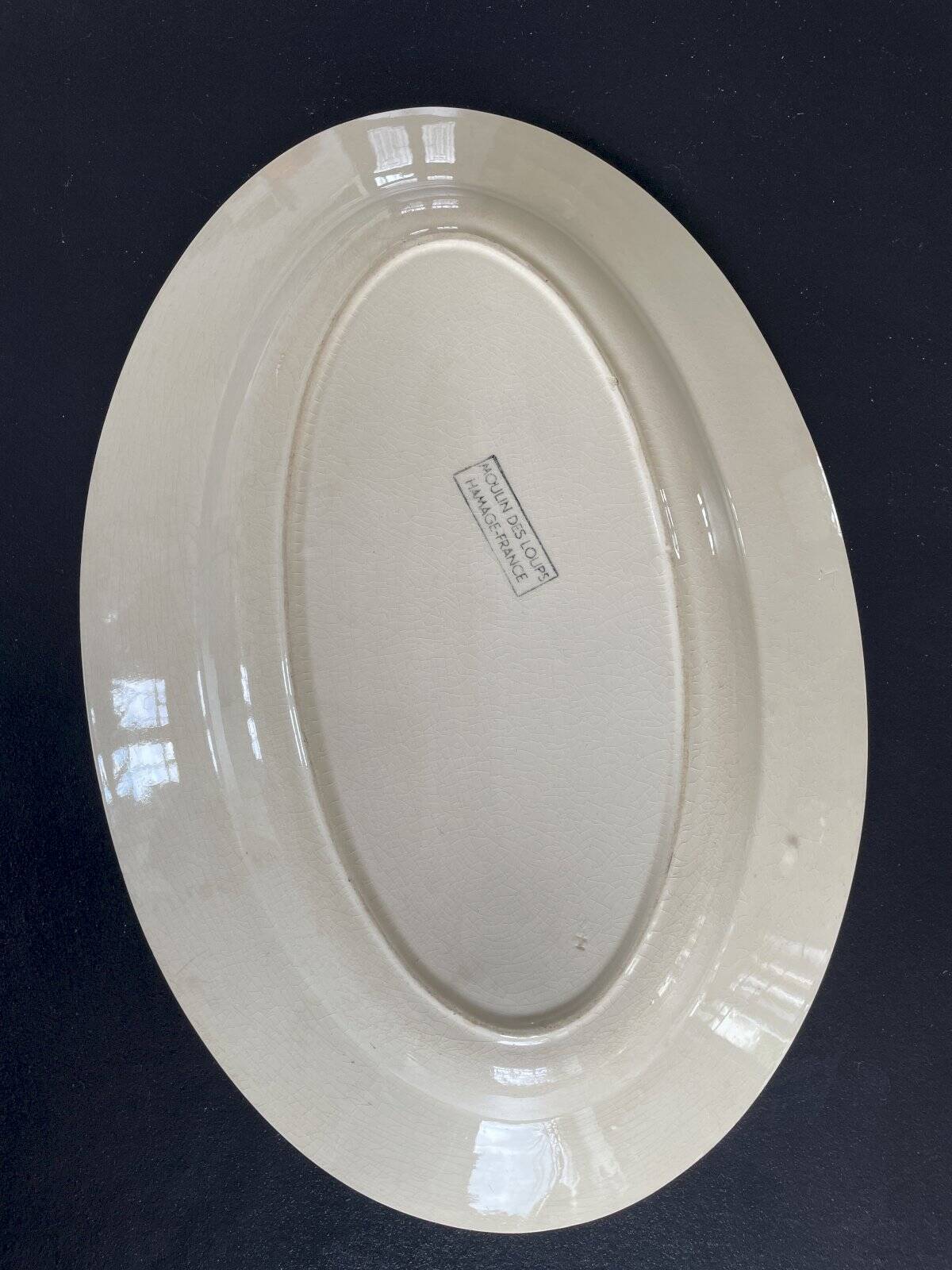 Oval plate Moulin des Loups in blue and red ceramic with a floral design.