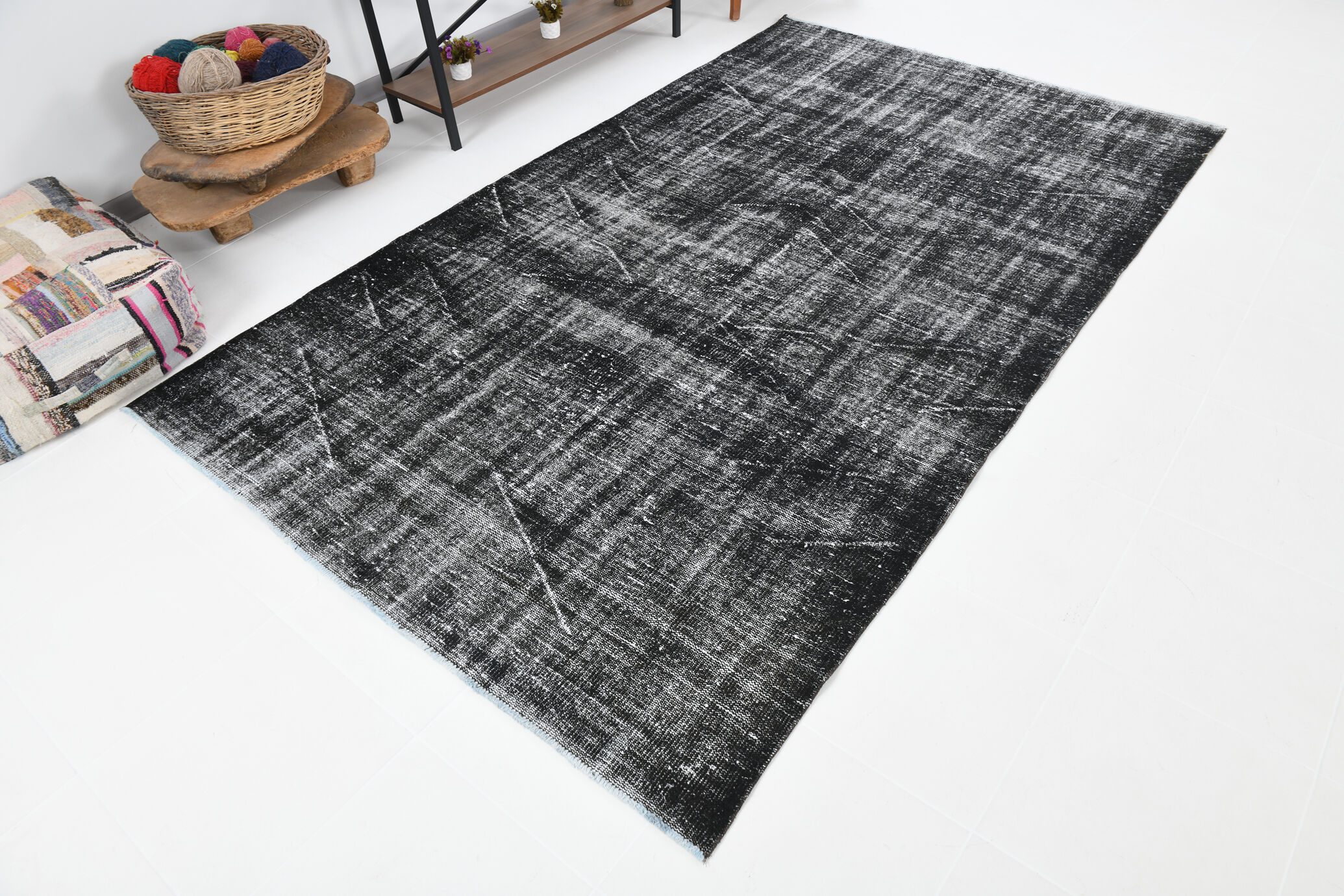 Handknotted wool rug, 284x172cm