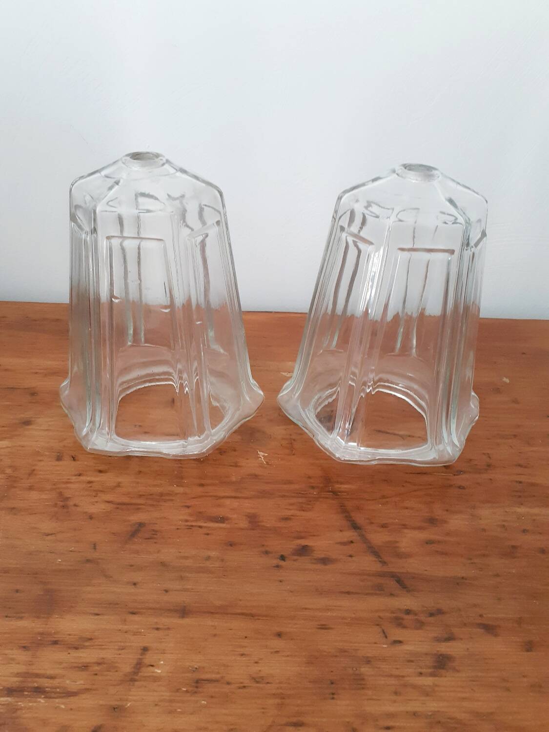 2 lampshades, globes