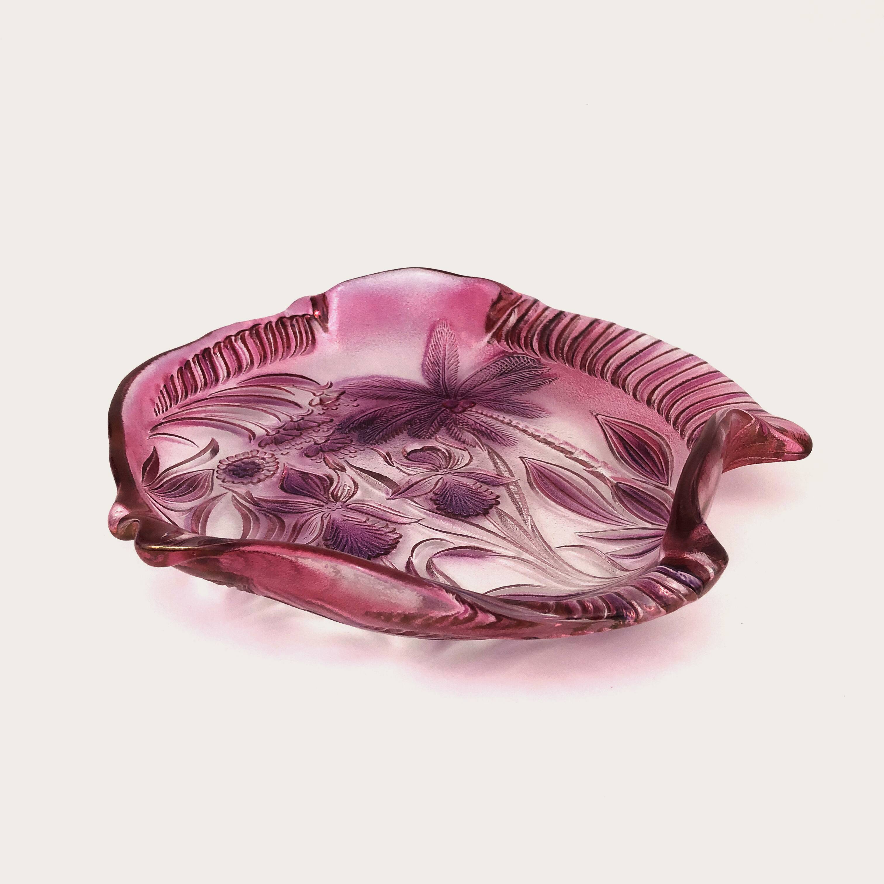 Dreamlike dish with grenadine nuances, fish shape with tropical and floral reliefs