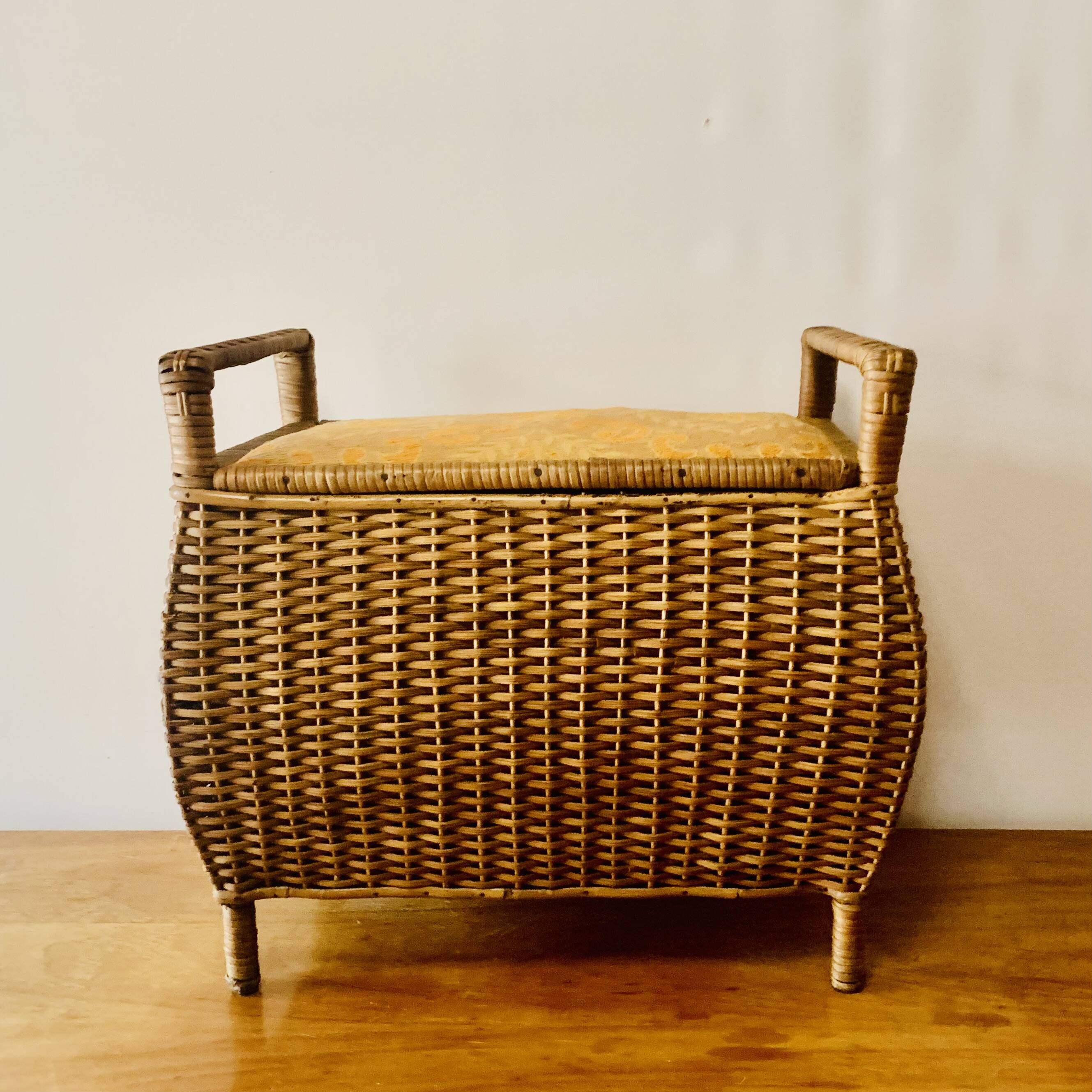 Grand panier à couture vintage en osier - tabouret en tissu matelassé - 1950