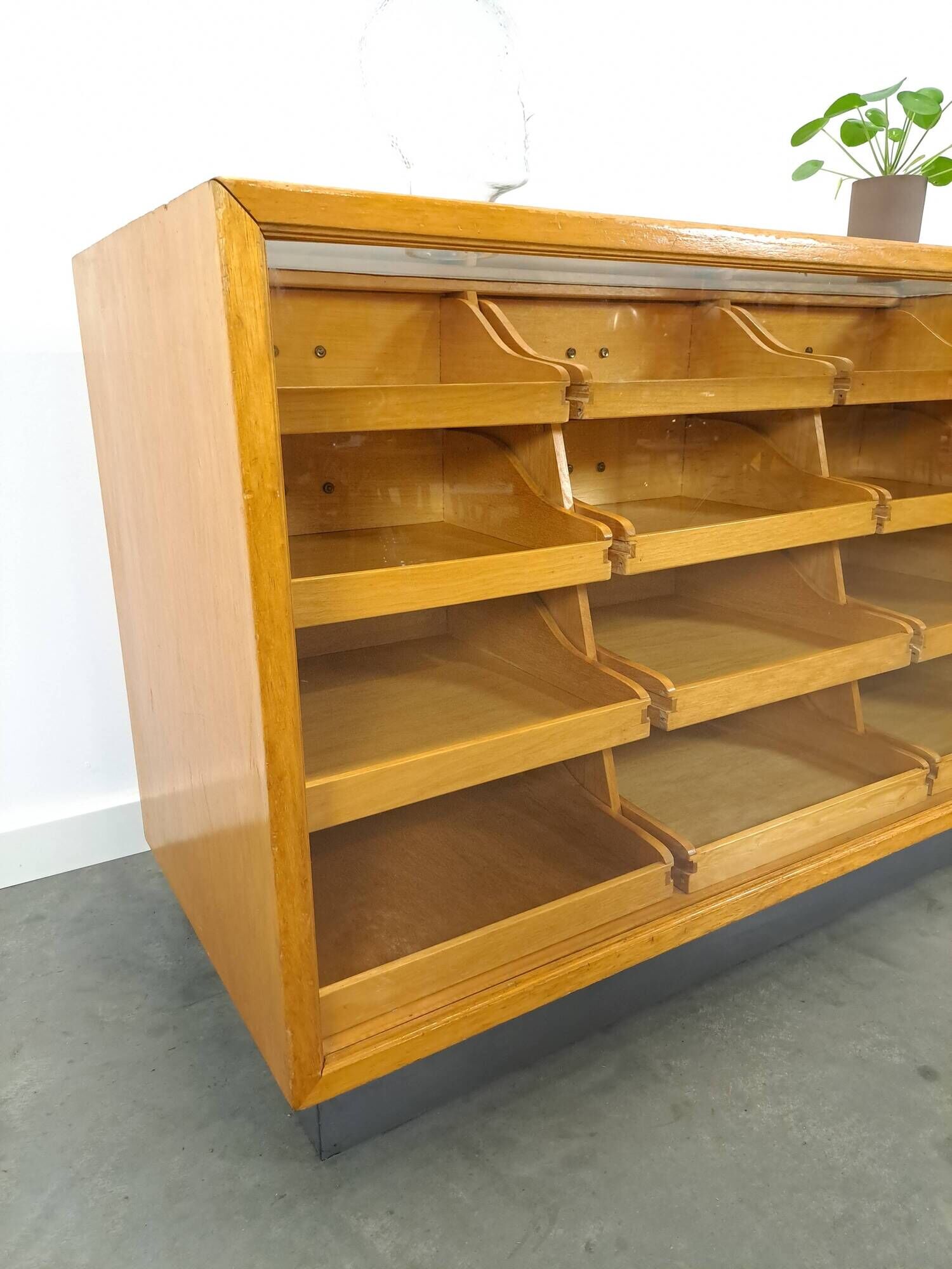 Vitrine de comptoir avec 12 tiroirs et plateau en verre