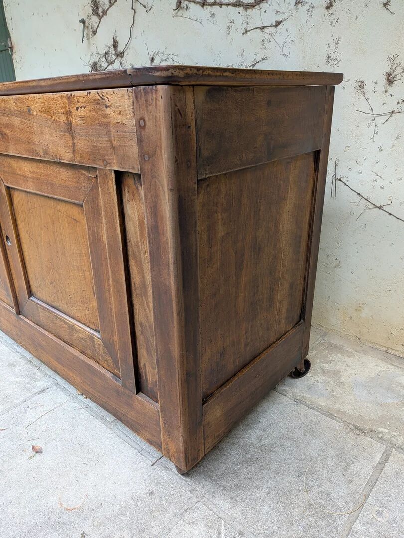 Buffet bas en bois massif sur roulettes – style industriel & campagne
