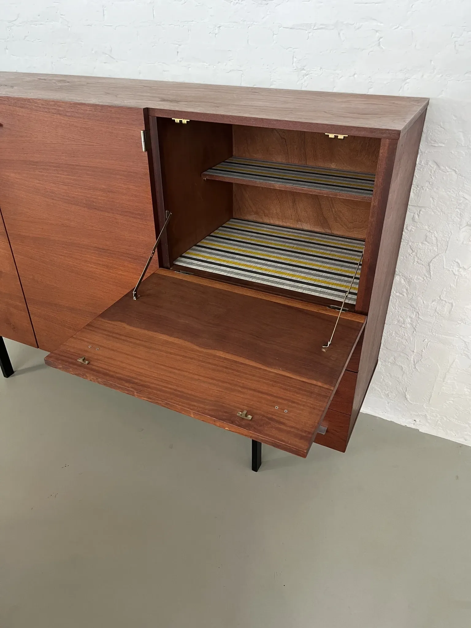 Buffet en teck par Pierre Guariche pour Meurop, 1961