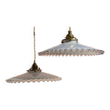Paire de suspensions en opaline dentellées