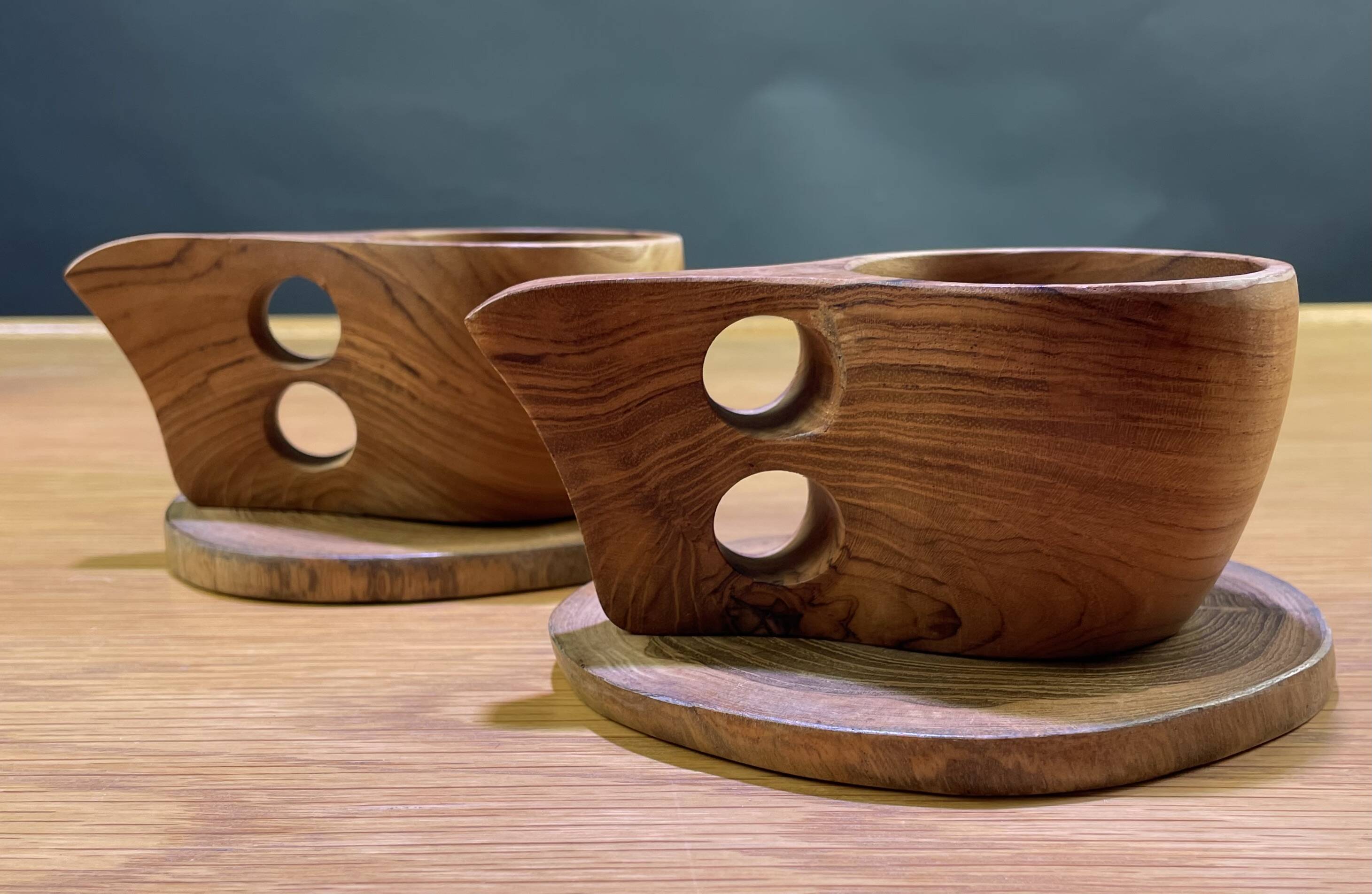 Service de tasses en bois avec soucoupes