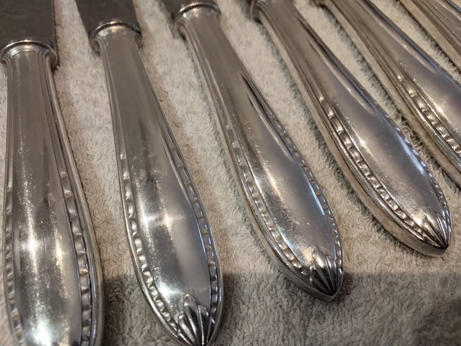 12 silver-plated metal table knives by Christofle Albatros, 24.7 cm.