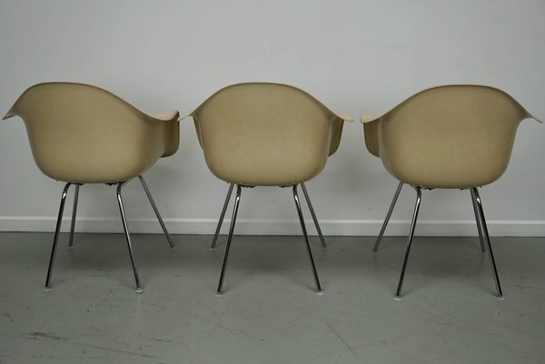 Ensemble de trois accoudoirs DAX en fibre de verre parchemin Eames pour Herman Miller / Vi