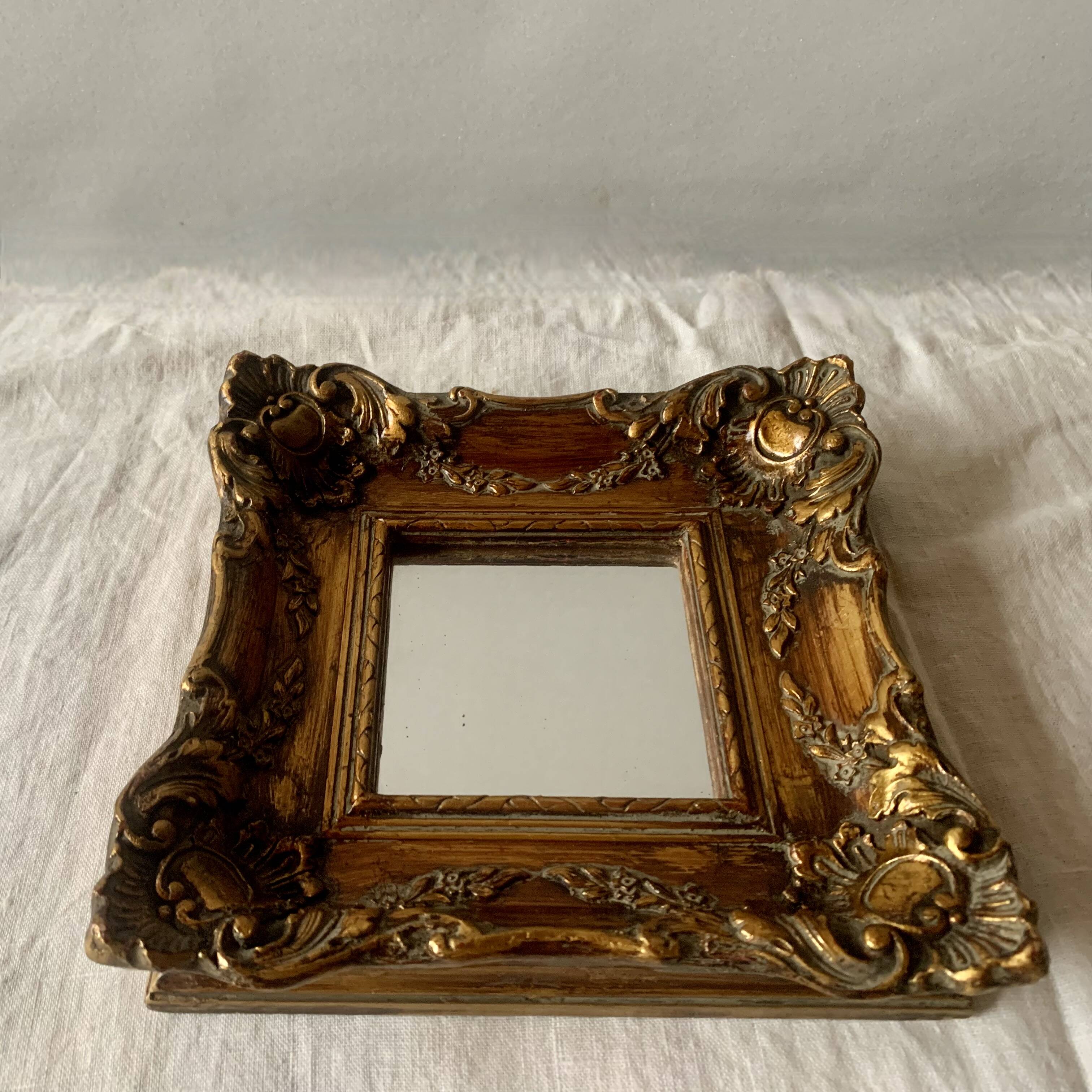 Petit cadre carré en bois sculpté doré style rococo