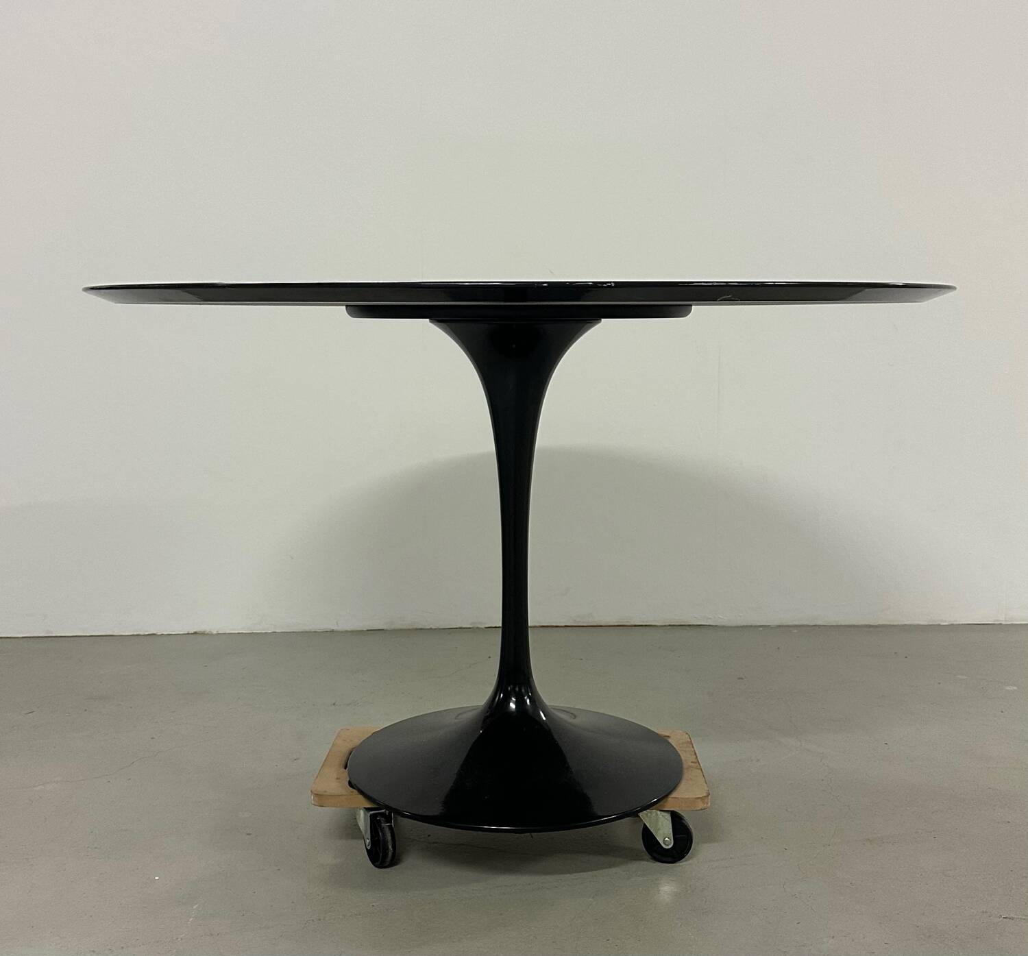 Eero Saarinen Tulip Dining Table by Knoll in black Marble
