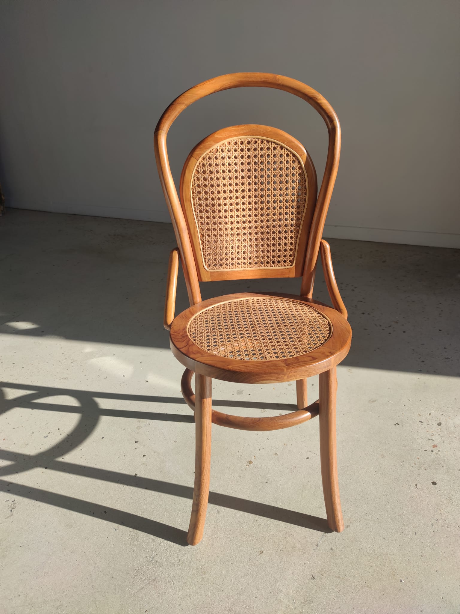 Chaise cannée en bois naturel