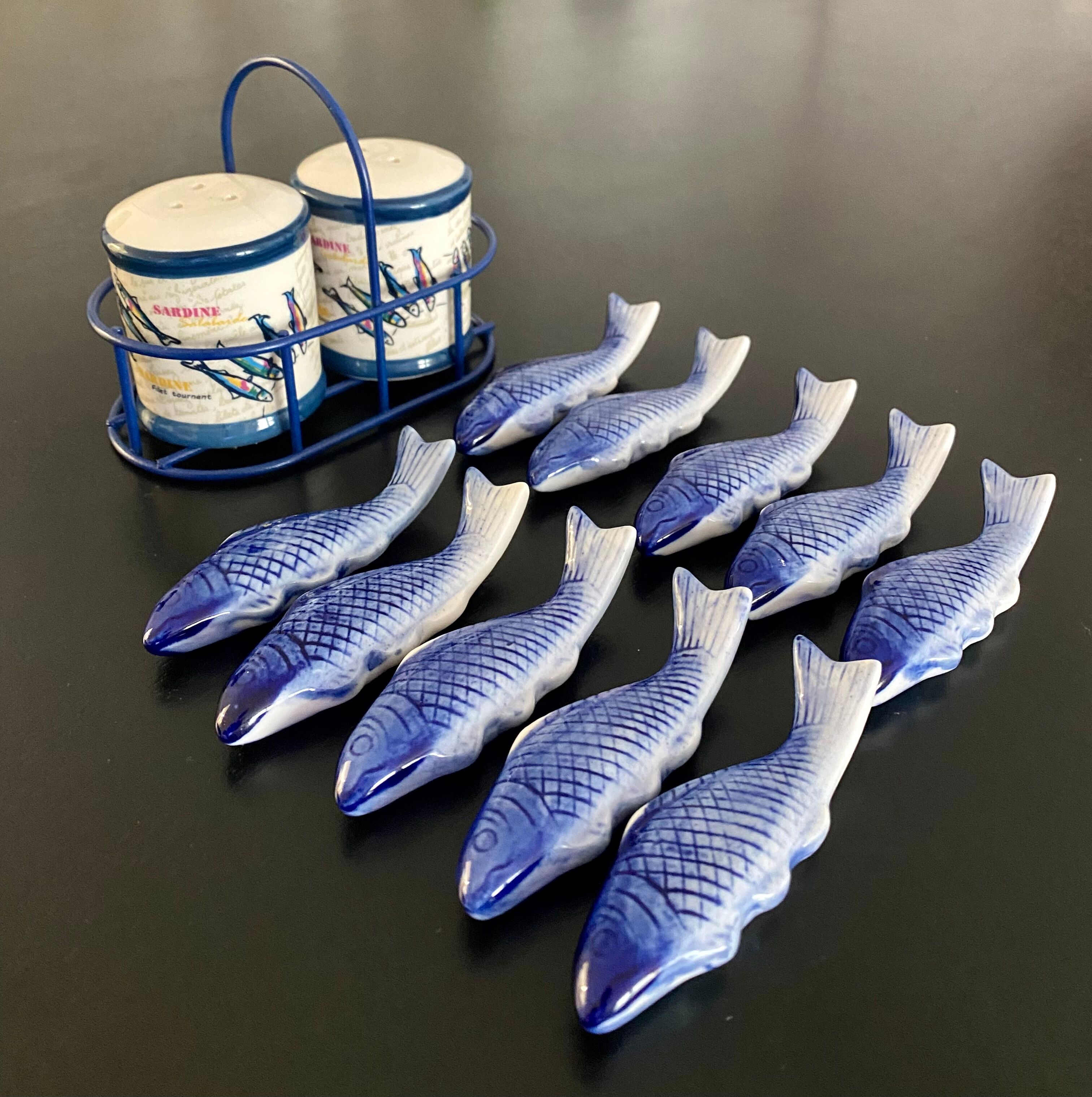 10 knife holders and 1 duo salt and pepper shaker