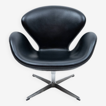 Danish Swan chair design Arne Jacobsen Fritz Hansen