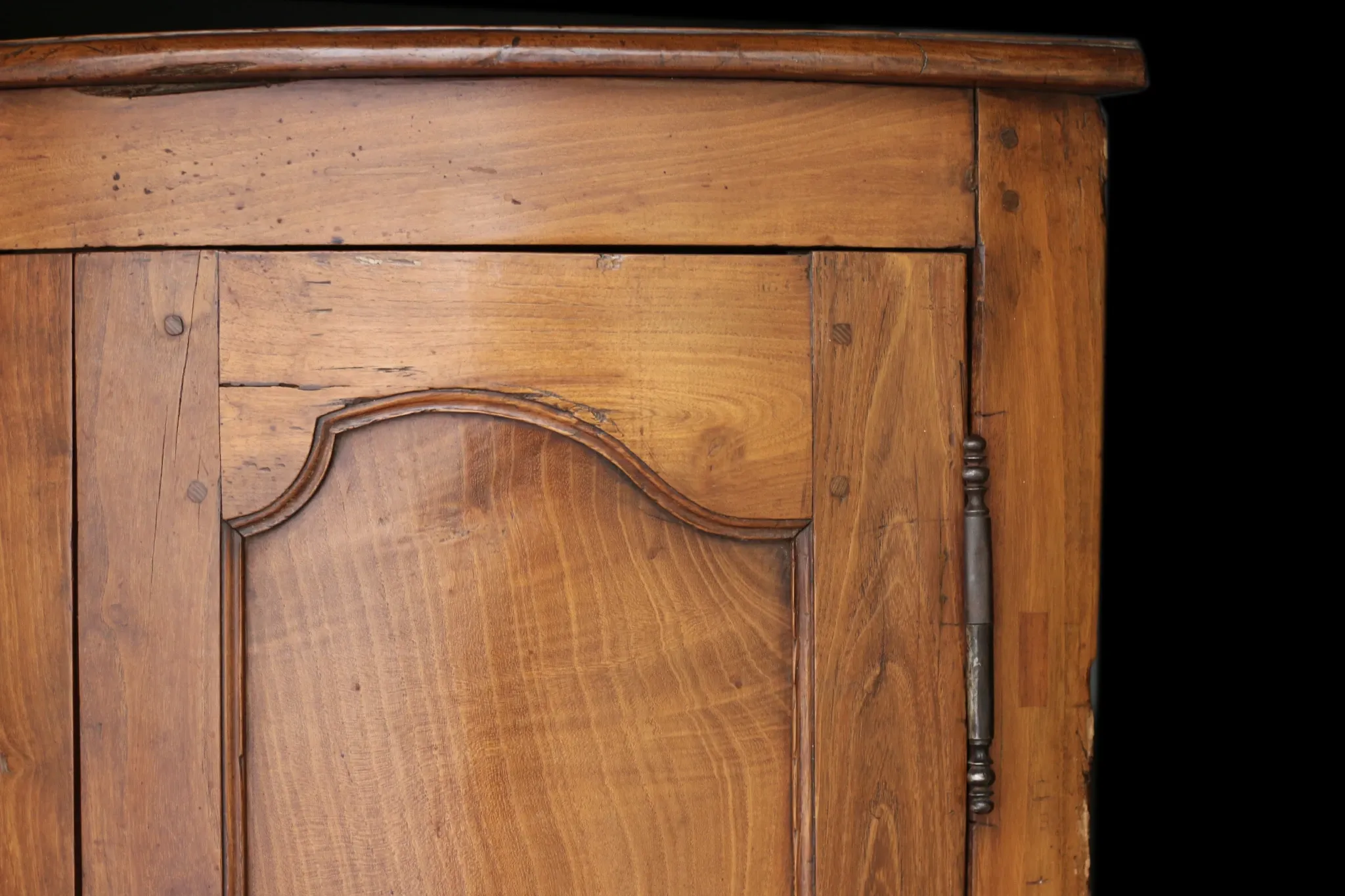 Splendid walnut corner cabinet from the early 19th century. A magnificent patina.