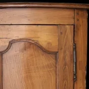 Splendid walnut corner cabinet from the early 19th century. A magnificent patina.