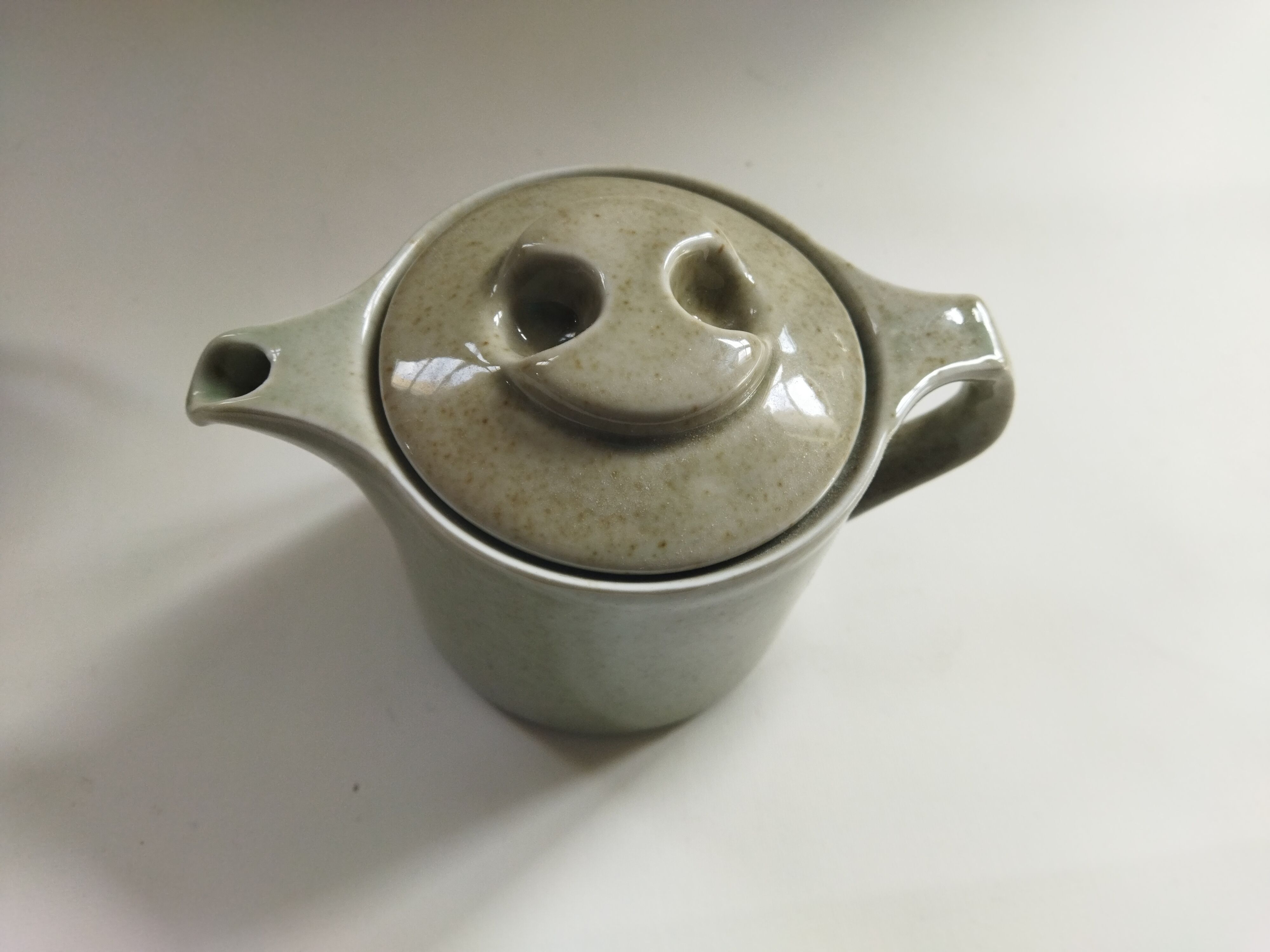 Porcelain teapot & creamer from lot virebent