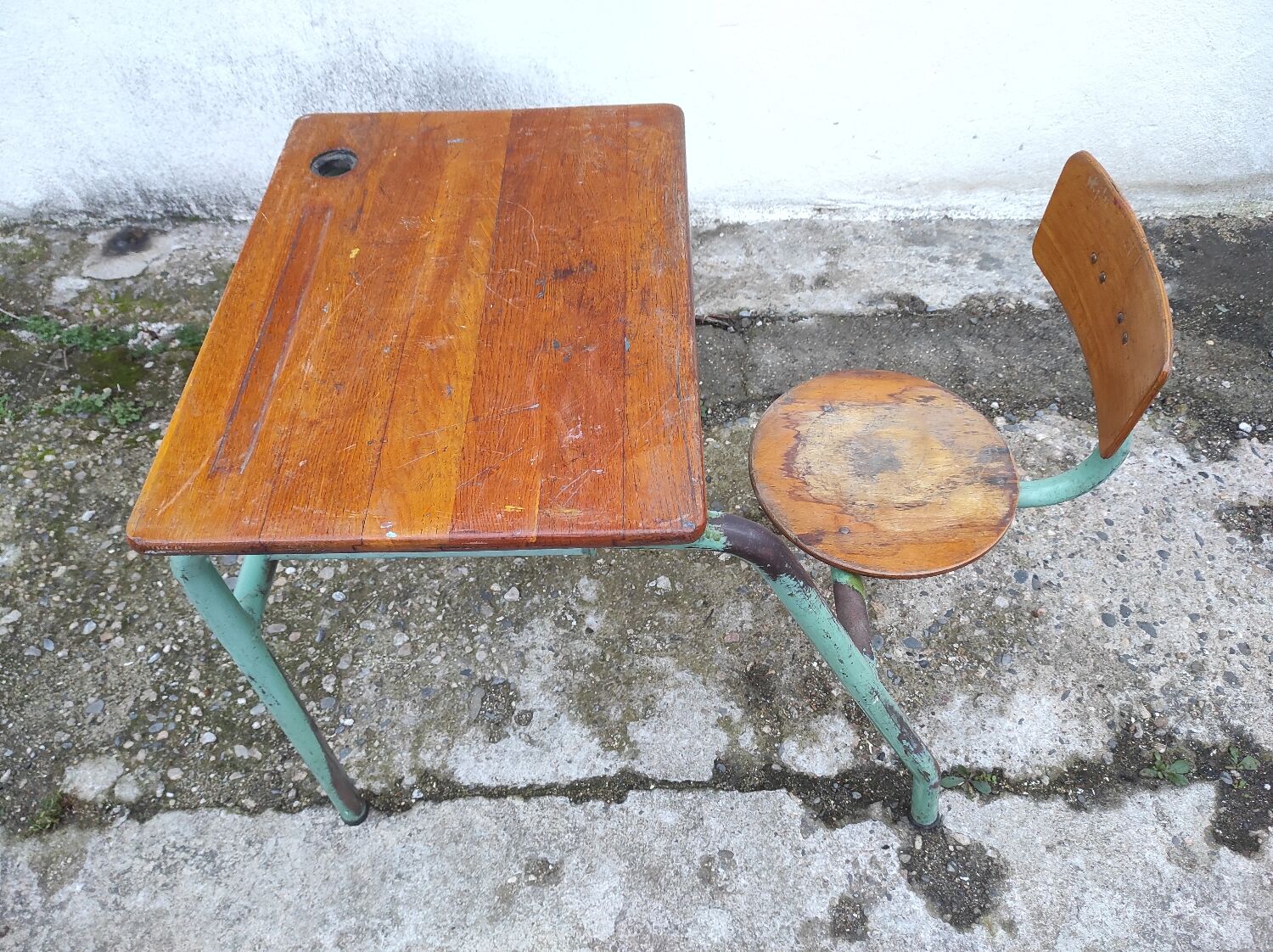 Old one-piece children's desk