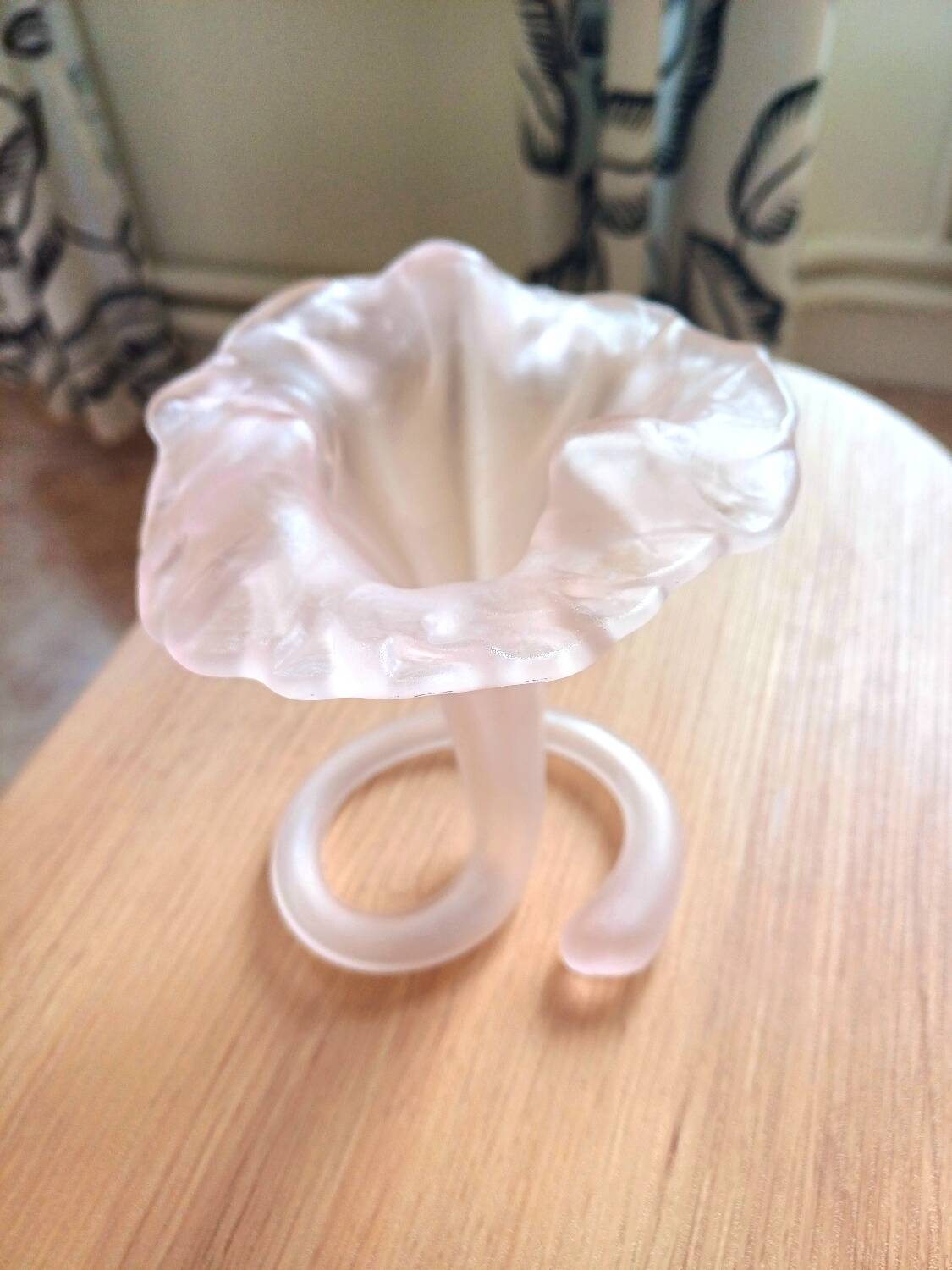 Flower vase in pink mate