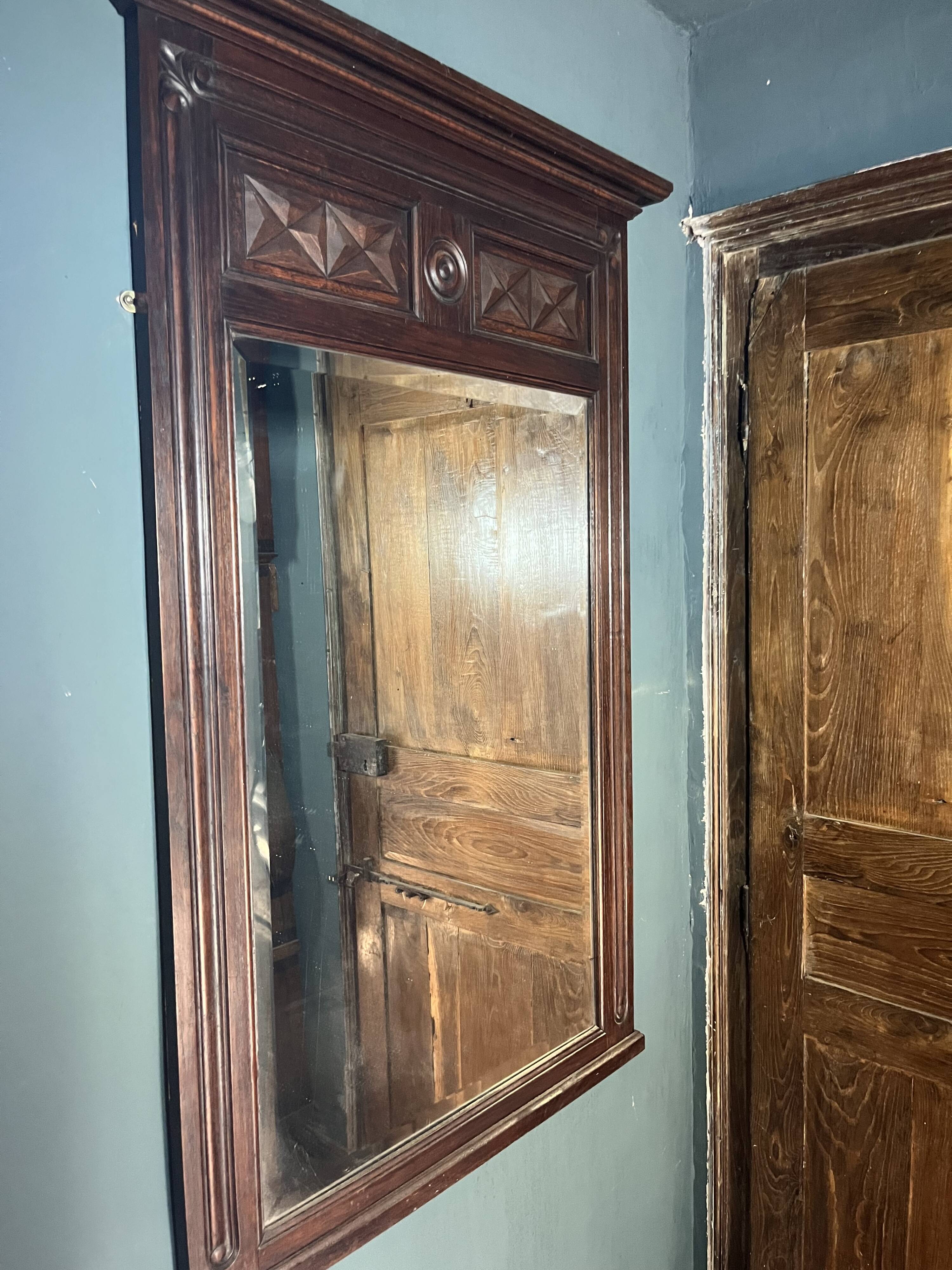 Miroir mural vintage encadré en chêne. Idéal pour les décorateurs.