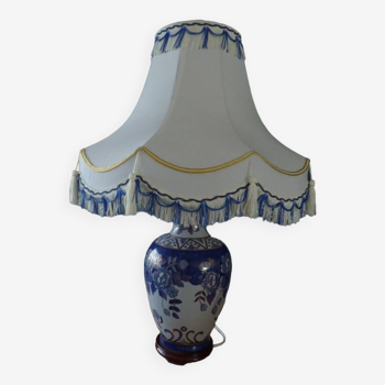 Grande lampe bleu en faience à décor florale et son abajour avec pompons – Très bon état