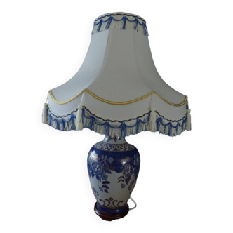 Grande lampe bleu en faience à décor florale et son abajour avec pompons – Très bon état