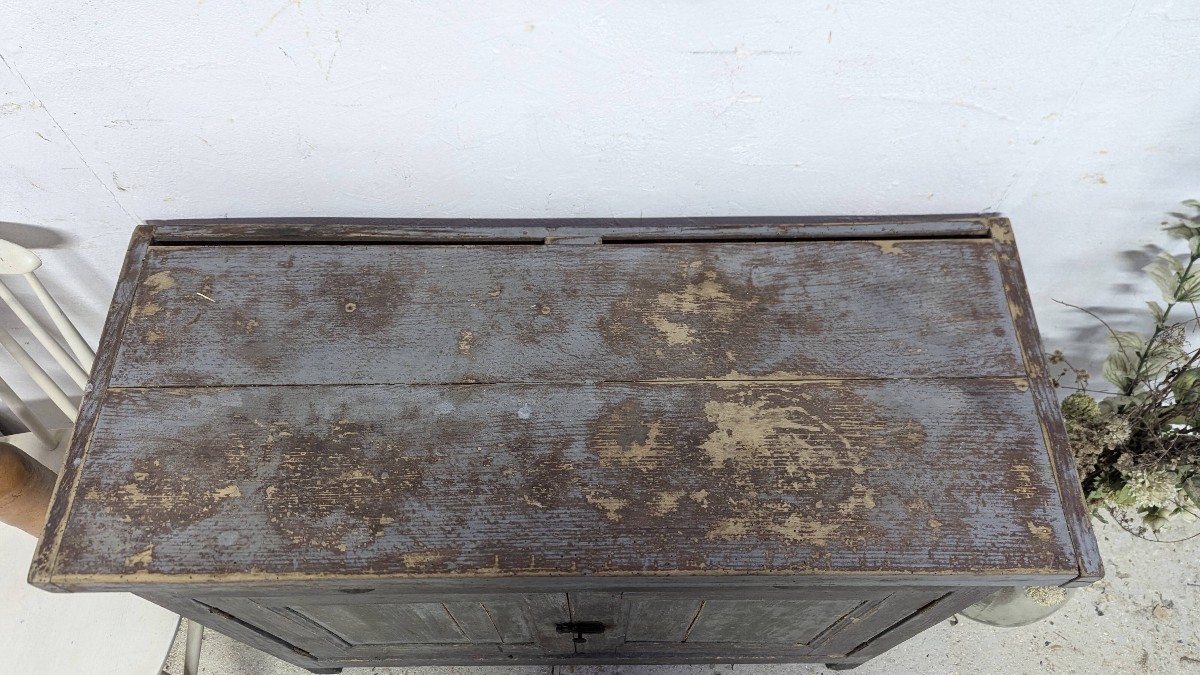 Old Parisian chopping block buffet with vintage shabby patina