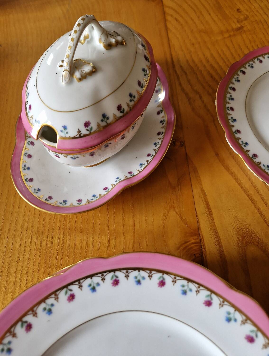 25-piece porcelain dinner service