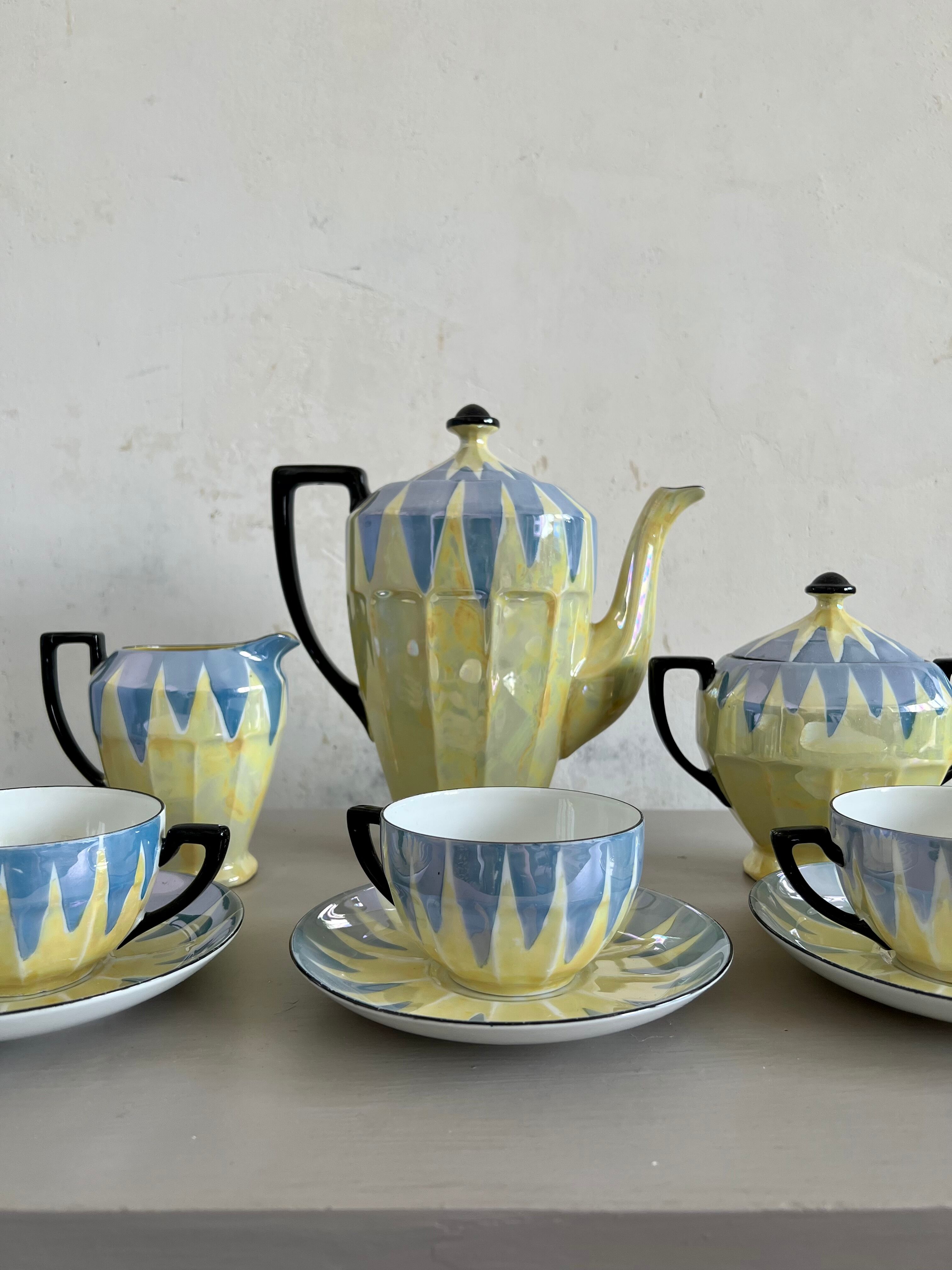 Art Deco coffee set in fine pearlescent porcelain 20s